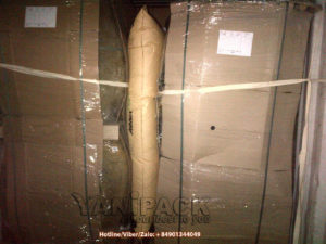 Hình ảnh thực tế chèn túi khí trong container